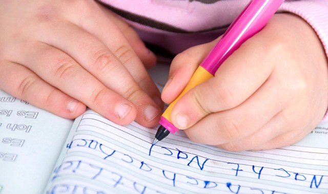 Cara Mengajari Anak Menulis